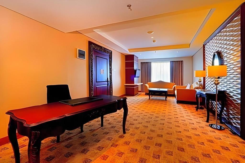 Grand Qin Hotel Banjarbaru Esterno foto