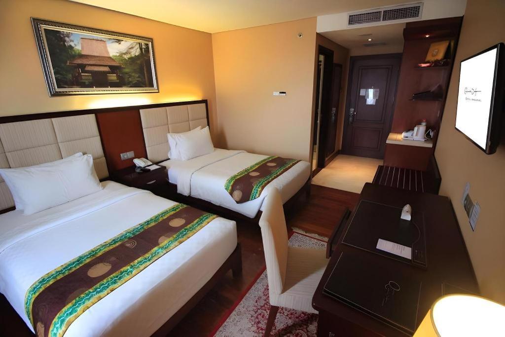 Grand Qin Hotel Banjarbaru Esterno foto