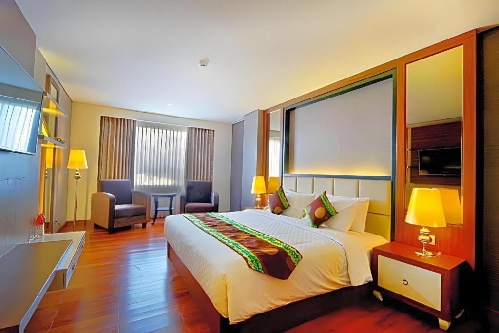 Grand Qin Hotel Banjarbaru Esterno foto