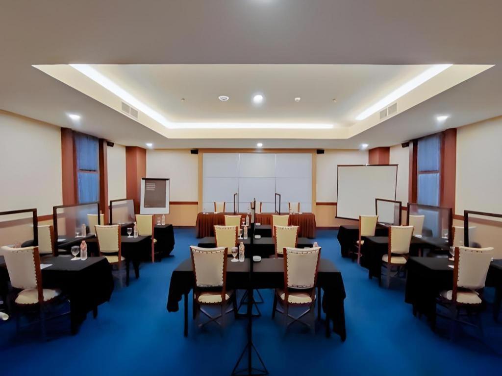 Grand Qin Hotel Banjarbaru Esterno foto